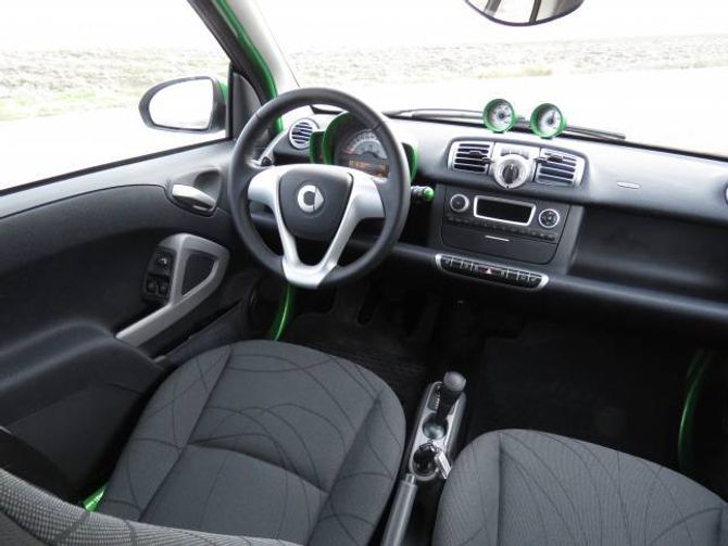 ENKELT: Førarmiljøet er enkelt og oversiktleg. Faktisk er kvalitetskjensla betre i denne gamle utgåva enn i den nye, der mange av delane kjem frå Renault.