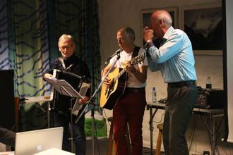 ÅRDALSONGEN: Ivar Seim, Jonny Asperheim og Sverre Natvik spelar Årdalsongen.