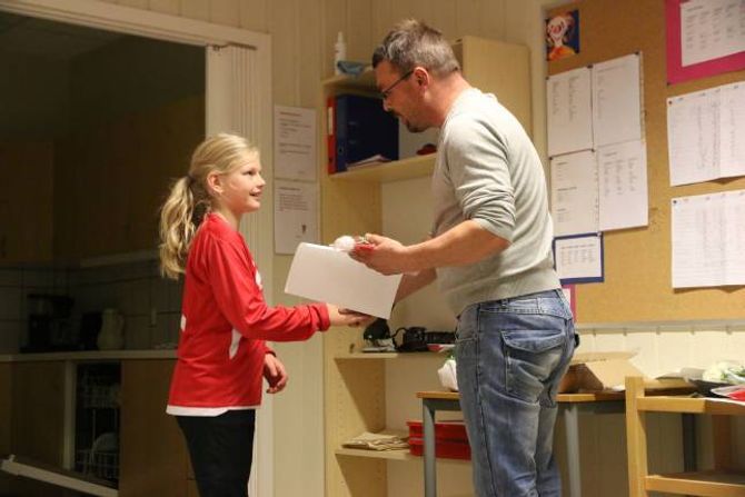 FEKK DIPLOM: Jentene vart gjort litt ekstra stas på søndag kveld. Her deler lagleiar Jan Tore Stølen ut diplom og eit par ekstra ting for den gode innsatsen.