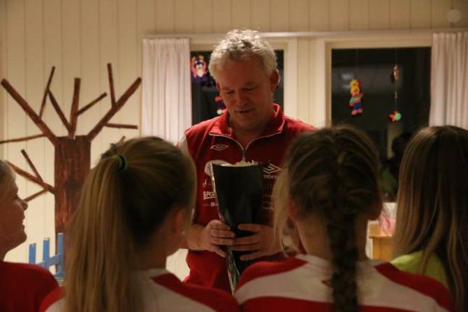 FEKK BLOMAR: Jentene hadde kjøpt blomar til trenar Kjell Olav Bjørkum som ein takk og lova at han ikkje skulle få sparken med det første.