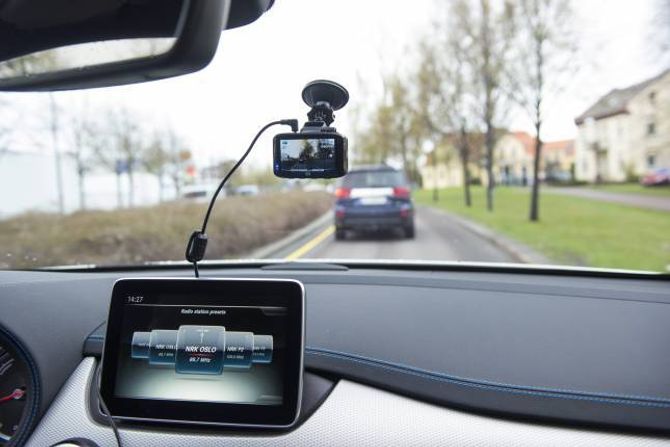 LITE: – Dashcams er laga for å vere montert i frontruta. Dei små kameraa fangar alt som skjer framfor bilen din når du køyrer.