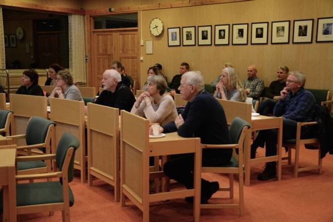 FELLES: Både eldre og yngre generasjonar var samla på rådhuset i Lærdal.