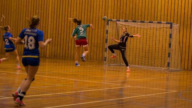 ÅLEINE: Kristina Furebotn utnytta situasjonen til det fulle, og heiv ballen i nettet før Dale-spelarane kom fram.