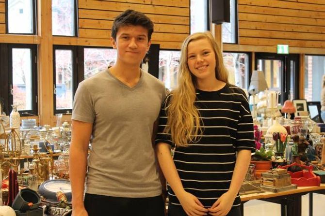 SPENTE: Olav Nundal og Emma Øren er nøgde med loppemarknaden så langt. Dei er spente på korleis det går dei neste dagane.