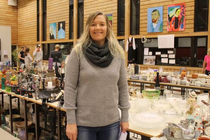 STOLT: Lærar Nina Jevnaker er stolt over arbeidet elevane hennar har lagt ned. Ho seier at det framleis er mykje fint igjen, så her er det berre å ta turen innom.
