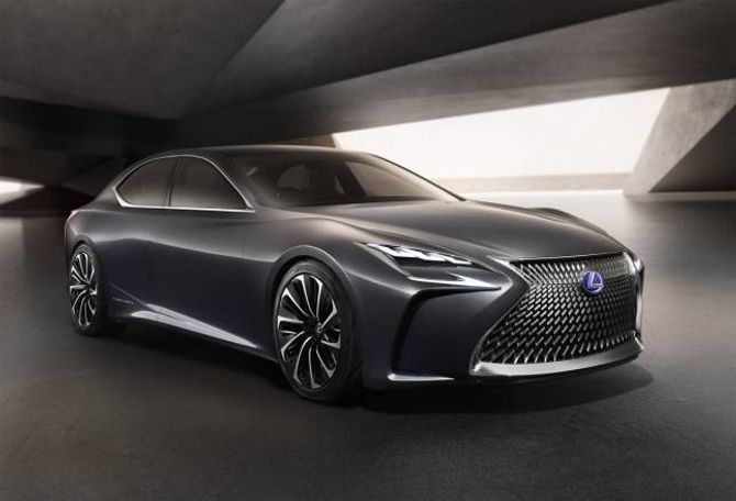 DIGER: Til så lenge er den 5,3 meter lange luksusbilen frå Lexus berre eit konsept.