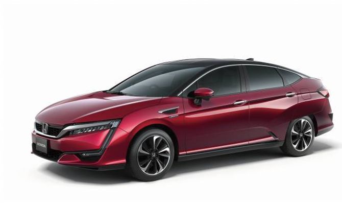 BRENSELCELLER: Frå før har Honda produsert ei lita mengd av hydrogenbilen FCX Clarity. No kjem etterfølgjaren, som òg skal seljast i Europa i ei avgrensa mengd.