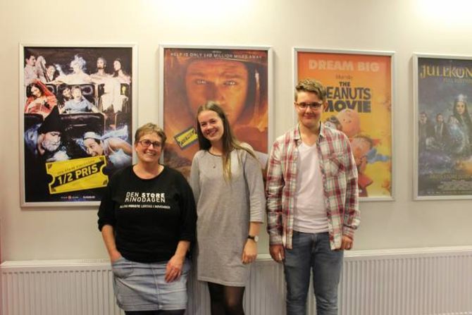 NØGDE: Gunnvor Haug Moen, Synne Haug og Øyvind Valsvik er nøgde med dagen, og legg til at i dag er både film og popkorn halv pris.