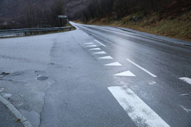 VIKEPLIKT: Fredag før helga vart vegen i Utladalen merka for å vise at trafikantar som i dette tilfellet kjem frå Tronteigen har vikeplikt.