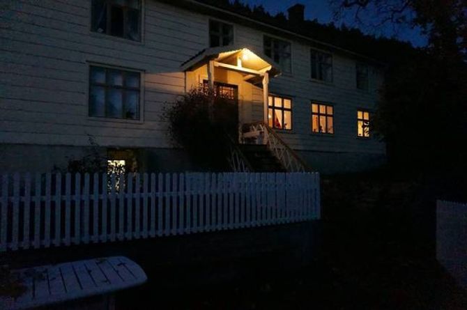 STASELEG HUS: Her er hovudhuset, der det i sommar skal vere kafedrift.