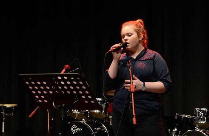 SONG: Thea Trollebø (14) stod på scena i kulturhuset tysdag kveld.