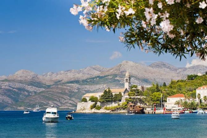 ØYHOPPING: Reiser du på øyhopping i Kroatia, har du fleire bilfrie stader å stoppe. Her øya Lopud, som ligg ein times båttur frå Dubrovnik.