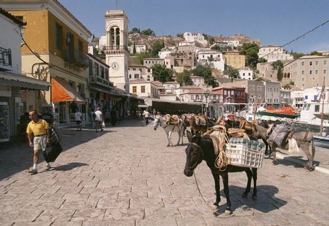 ROLEG: Øya Hydra i Hellas har ikkje berre forbod mot bilar, det er også forbode med nattklubbar og neonskilt.