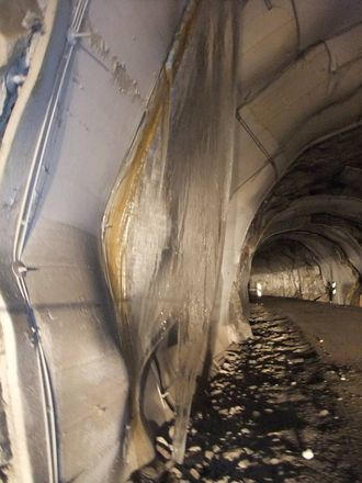 FARLEG: Vatn som dryp frå taket kan bli til farlege issvullar i tunnelane.