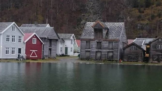 HØG VASSTAND: Det var meldt høg vasstand i helga. Her er Løyntnantsbrygga laurdag.