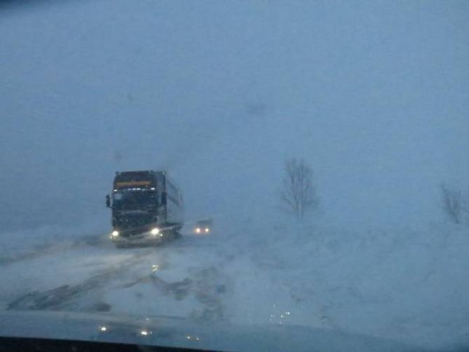 SNØDREV: Det var dårleg sikt over Filefjell laurdag.