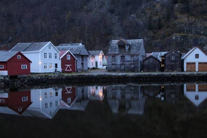 NORMALT: Her er Løyntnantsbrygga i morgontimane søndag, med vasstanden attende på normalt nivå.