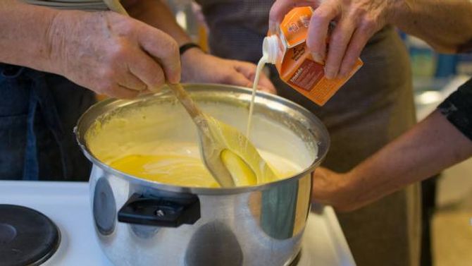 SMØR OG FLØYTE: Sunnfjordlefsa skal smørast med ein blanding av smør, sukker og fløyte.