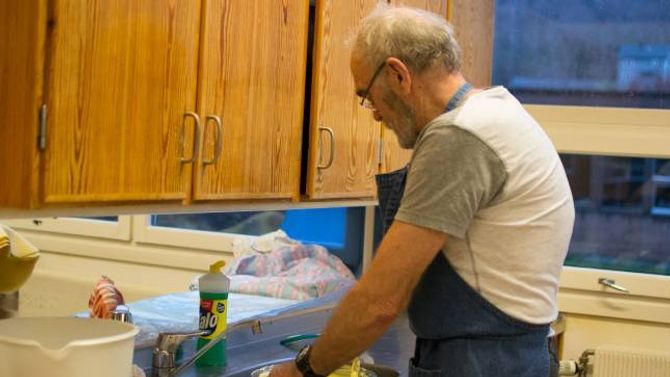 HANE: Bjørn Furseth er ein av to menn som denne helga er med på kurset i lefsebaking.