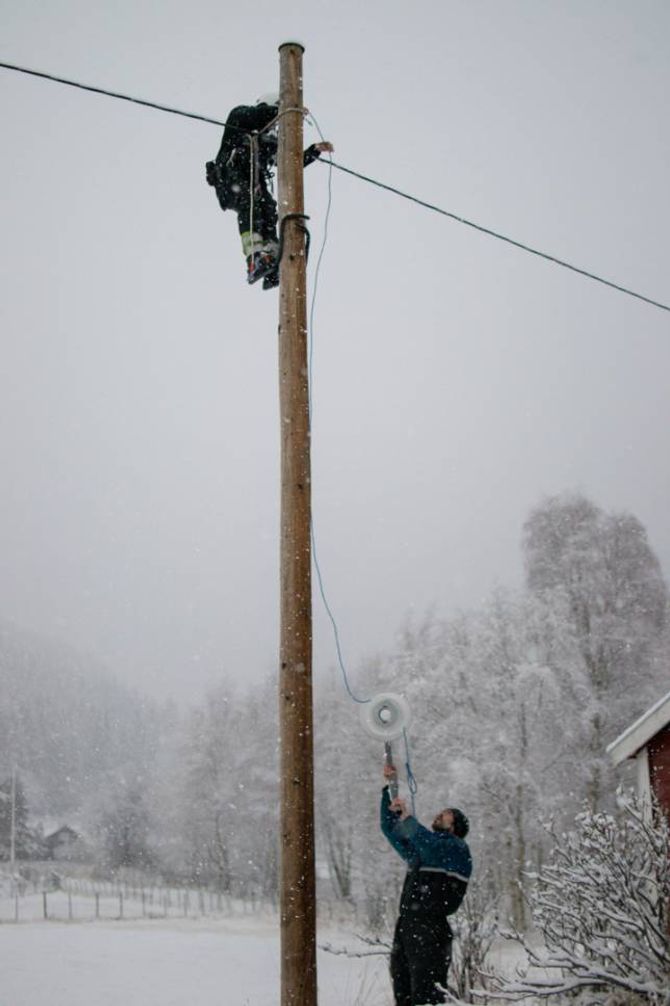 SNØ: I sitt rette element, om enn litt vanskelege arbeidsforhold, jobbar dugnadsfolk no på spreng for å få lysløypa ferdig til sesongen byrjar. Her står Heine Linga på bakken og hjelper elektrikaren med å ta ned den gamle lykta.