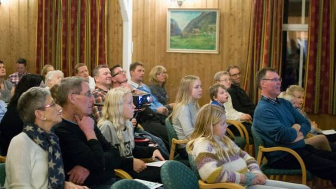 FAMILIE: Foreldre, søsken og besteforeldre var samla i ungdomshuset i Vikadalen då den høgtidelege markeringa av Årdalsklubben 4H gjekk av stabelen laurdag kveld.