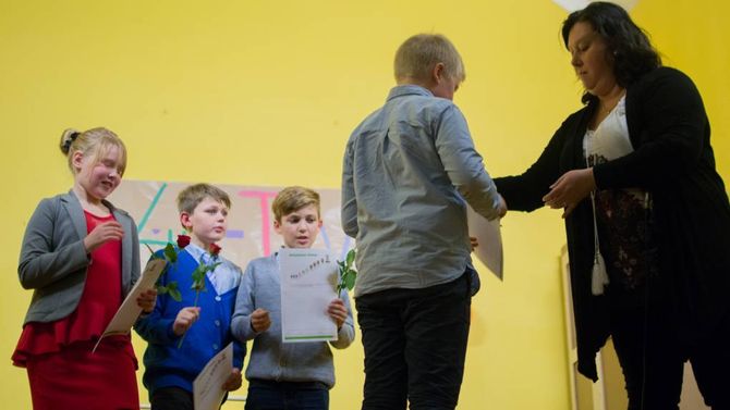 DIPLOM: Det var stort for borna å få diplom og merke etter vurderinga av prosjektheftene var ferdig.
