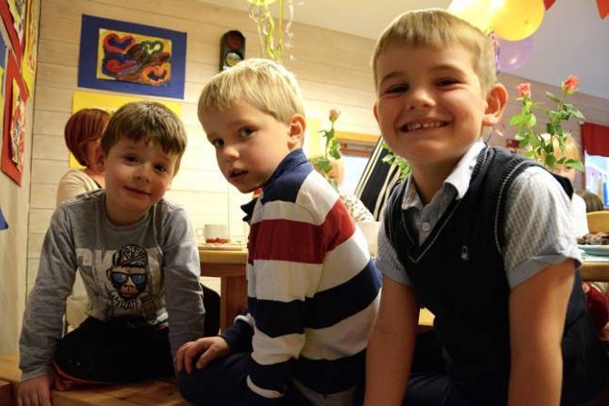 KJEKKAST Å LEIKE: Brage (5) (f.v), Jonas (5) og Sigve (4) har klar tale. Det er kjekkast å leike i barnehagen. Og sjølv om to av dei snart er klare for skulen, tykkjer dei ikkje det er trist å ikkje lenger skulle gå i barnehagen.