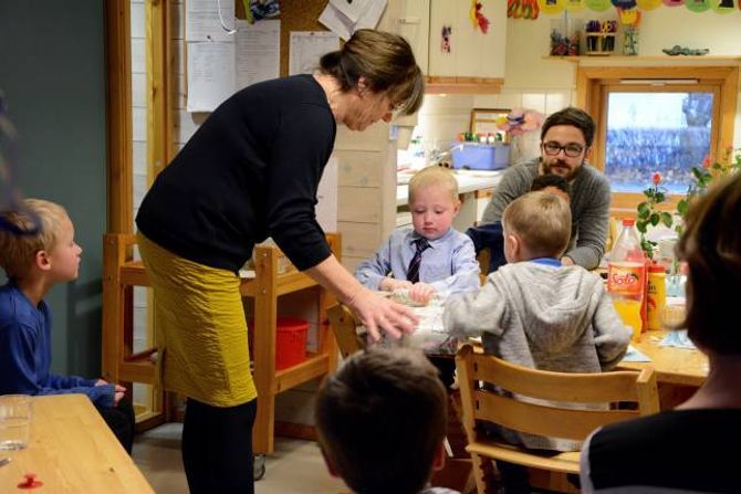 FEKK HJELP: Kirsti Eklund, styrar i Haugane barnehage, fekk rask og effektiv hjelp av Henrik for å opne pakka frå foreldreutvalet.