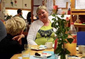 BESØK: Karin Holsæter var ein av dei tidlegare tilsette som tok del i 20-års feiringa.