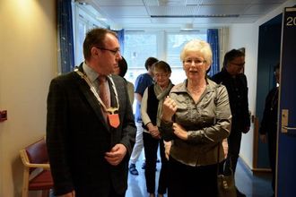 NØGDE: Arild Ingar Lægreid, ordførar i Årdal og Margrete Vee Kauppi, leiar av Øvre Årdal Helselag.