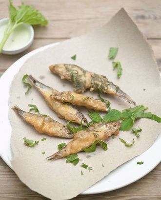 FISK: Fritert brisling fungerer både som snacks, forrett eller hovudrett Bilete frå boka: Thor Brødreskift