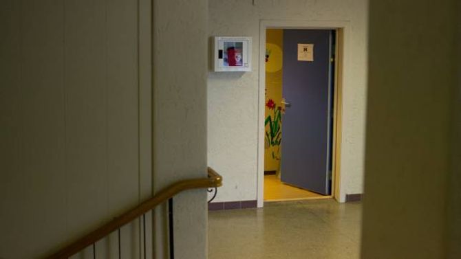 TRAPPEOPPGANG: Den eine hjartestartaren på Tangen skule heng lett tilgjengeleg ved sidan av døra til helsesøster og ved administrasjonen på skulen.