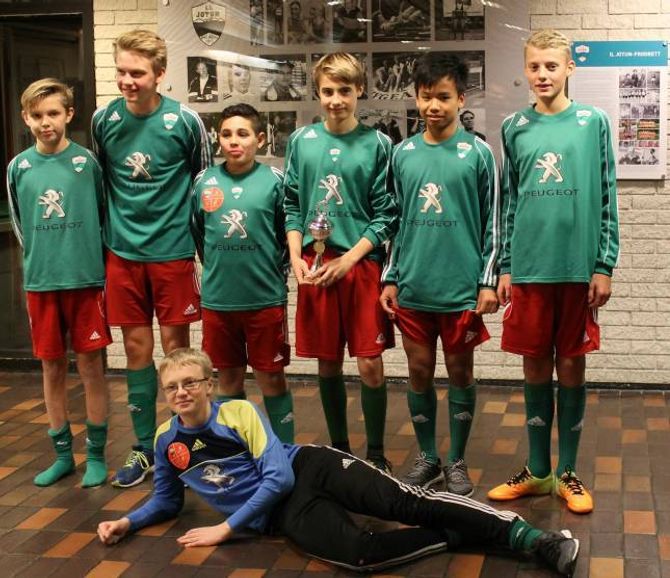 NØGDE VINNARAR: Desse gutane er nøgde med å vinne pokal.