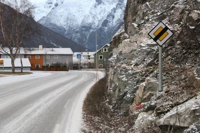 OPPHEVA: Forkøyrsvegen vert oppheva nokre meter før krysset. Difor var det feil å setje opp eit vikepliktskilt litt lenger framme.