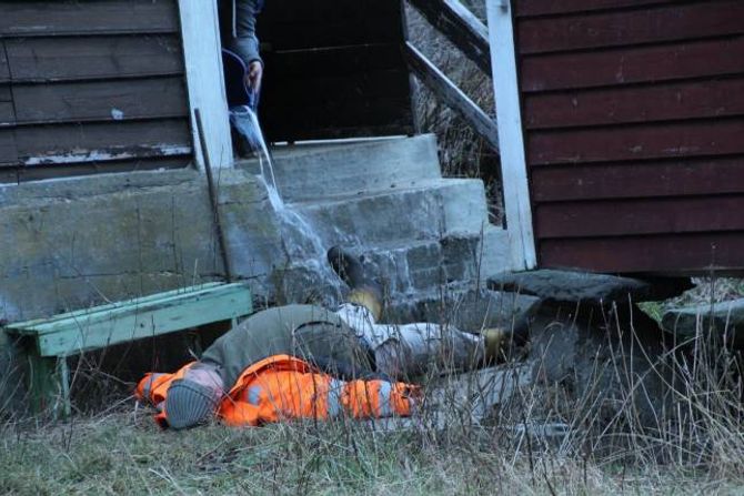 HUMOR OPPI ALVORET: Magne Grøttebø i rolla som ljøsning og nabo, som berre bryr seg om flaska.