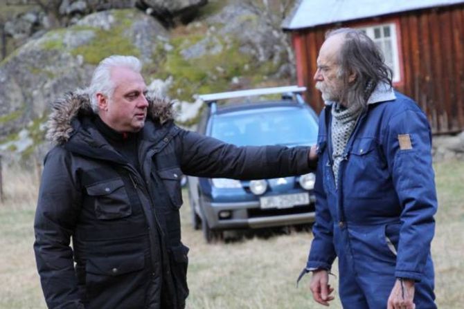 DØDSBODSKAPEN: Skodespelar Jan Geir Solheim i rolla som synsk, som overleverer framtidsutsiktene til Sverre Horge, i rolla som bonde. Det har vore viktig å få med lærdøler for Zwart, for å syne fram akkurat kvar filmen er ifrå.