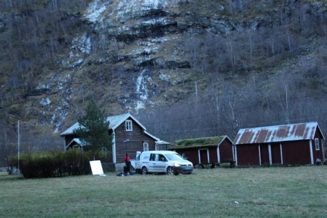 FEKK LÅNE SEG GARD: Frå filminnspelinga på Fjellheim gard i Lærdal.