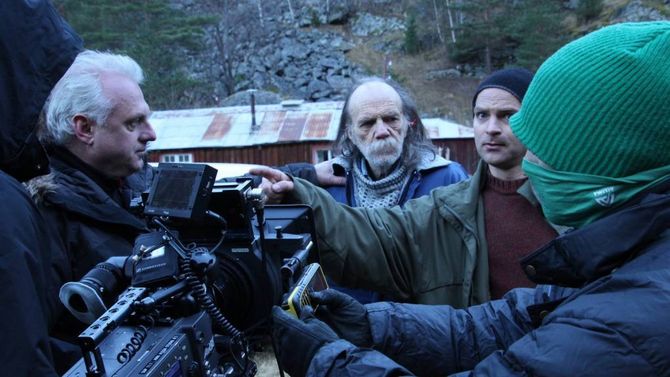 TENKJER STORT: – Når ein skal laga film er det ingen forskjell mellom Lærdal og New York. Det ein treng er ein bil, telefon, tid og mot, for å få det til, seier Alexander Zwart, som meiner det ligg eit marknadspotensiale i å bygga ein filmbransje lokalt i Sogn og Fjordane.
