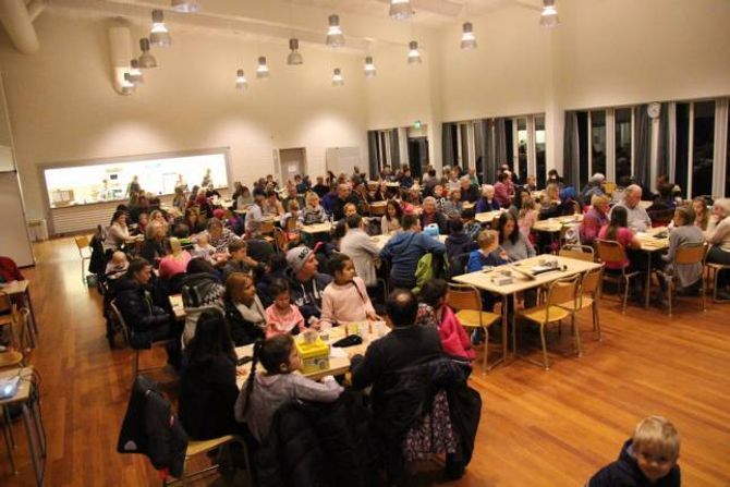 MYKJE FOLK: Bygdefolket stilte opp for å få med seg basaren. Til saman vart det samla inn 75 000 kroner som skal gå til vidare drift av hjelpekorpset.