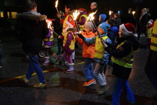 FAKKELTOG: Store og små bana ved ned til torget for å endeleg kunne starte på juletida.