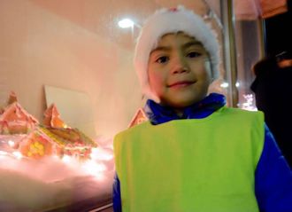 PEPARKAKE-BAKAR: Stian Langeteig (7) går i andre klasse på Tangen skule, og har laga til peparkakehus på skulen.