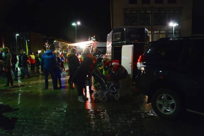 LIV OG RØRE: Frå no vil det berre gå slag i slag inn i juletida. Frammøtet til tenninga av julegrana på Tangen, var det i alle fall ikkje noko å seie på.