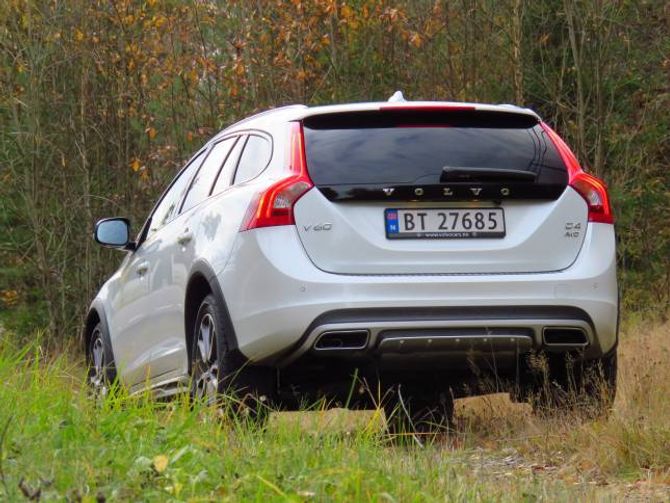 HØGARE: Bakkeklaringa er auka med 65 millimeter til 20 centimeter. Standardbilen har ei bakkeklaring på 13,6 centimeter.