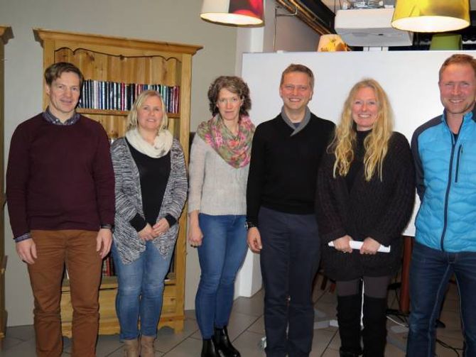 NYTT STYRE: Frå venstre: Einar Moen, Ranveig Frydenlund, Brita Einemo, Trond Øyen Einemo, Cecilie L. Christiansen og leiar for Barnas turlag Olav Ødegård.