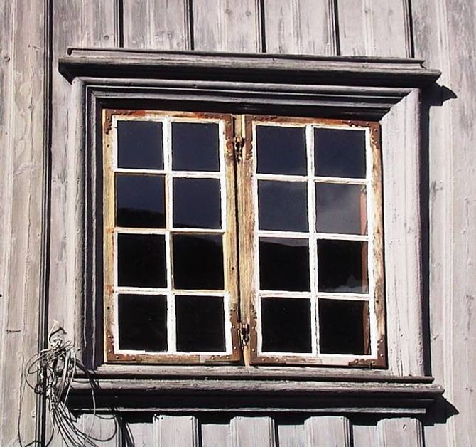 BAROKK: Dei første vindauga med tresprosser kom i Noreg tidleg på 1700-talet. Tre eller fire ruter i breidda, to rammer ved sida av kvarandre.