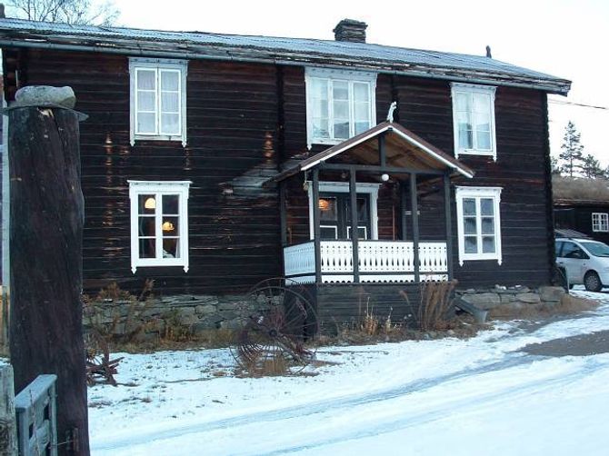 SVEITSERVINDAUGE: Tømmerbygning i Vågå, flytta til Randsverk turiststasjon i 1903, da han òg fekk heilt nye vindauge i sveitserstil med store ruter og rammer med ornament.