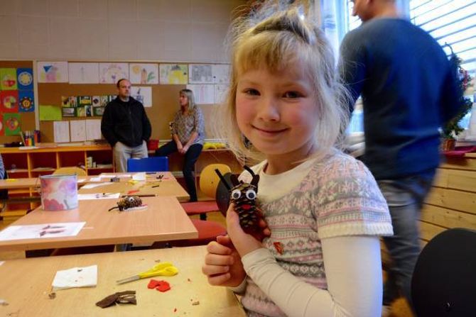 JULEKONGLE: Minna Hval Ødegård, går i 2. klasse. Om ho fekk velje, vil ho bli verande på Ljøsne skule.