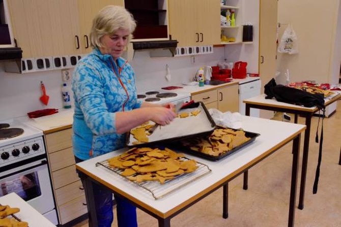 GIR SEG IKKJE UTAN KAMP: Kari Molde, er ein av besteforeldra som har møtt opp for å hjelpe til på juleverkstaden på Ljøsne skule.