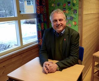 – STORT ER IKKJE BETRE: Ordførar Jan Geir Solheim (Sp) tykkjer det har vore ein god dag, der han ser kor viktig grendeskulen er for miljøet og for identiteten. Tilstanden til bygget tykkjer han også er betre enn venta.