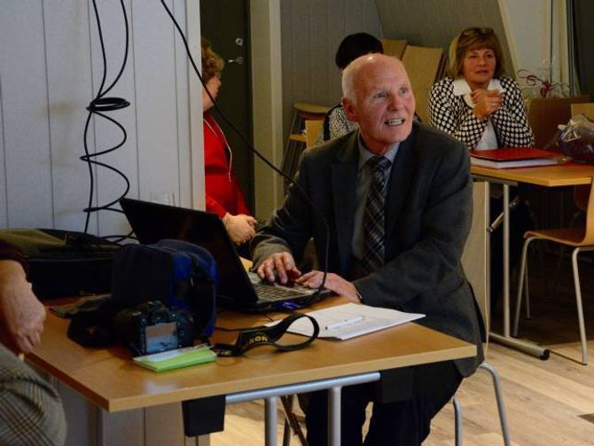 "STATISTIKKEN": Svein Fretland, som er ein av initiativtakarane bak mosjonsskulen, syner bilete frå samlingar og turar Årdal Mossjonsskule har vore på gjennom 25 år.